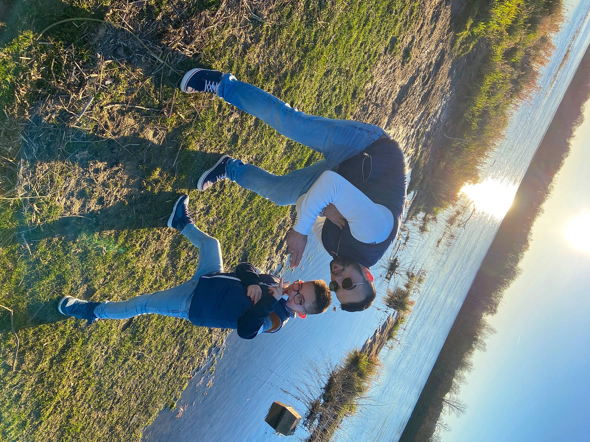 Liséo a rejoint le concours — aidez-le/la à gagner de superbes lots ! branch, electric_blue, fun, grass, happy, landscape, leisure, light, nature, people_in_nature, person, plant, recreation, shadow, sky, sunlight, tints_and_shades, tree, water, woody_plant