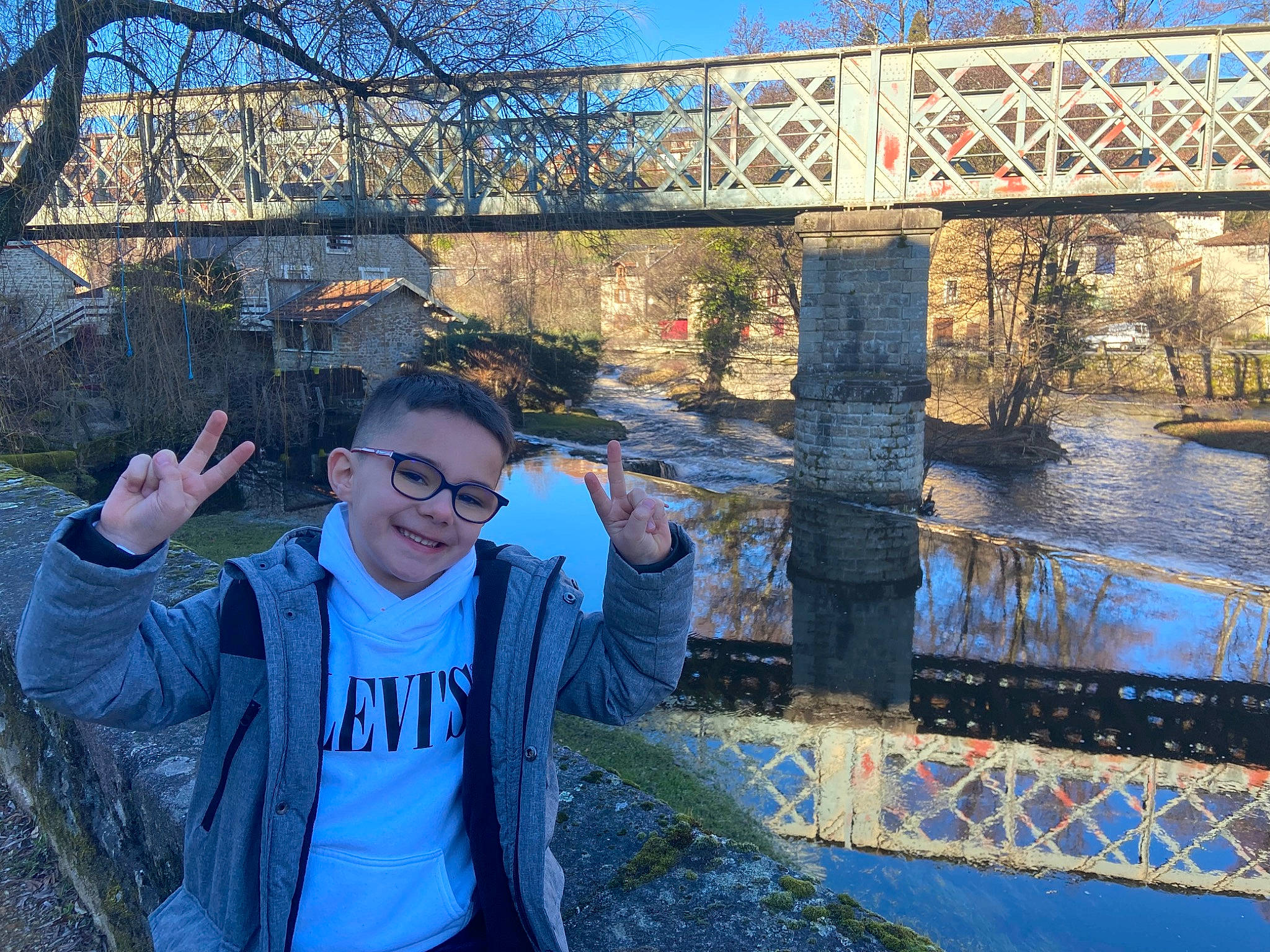 Liséo participe au concours pour gagner de l'argent avec cette photo : architecture, botany, box_girder_bridge, bridge, eyewear, fun, girder_bridge, glasses, happy, joy, landmark, landscape, leisure, morning, person, sky, t_shirt, travel, tree, truss_bridge