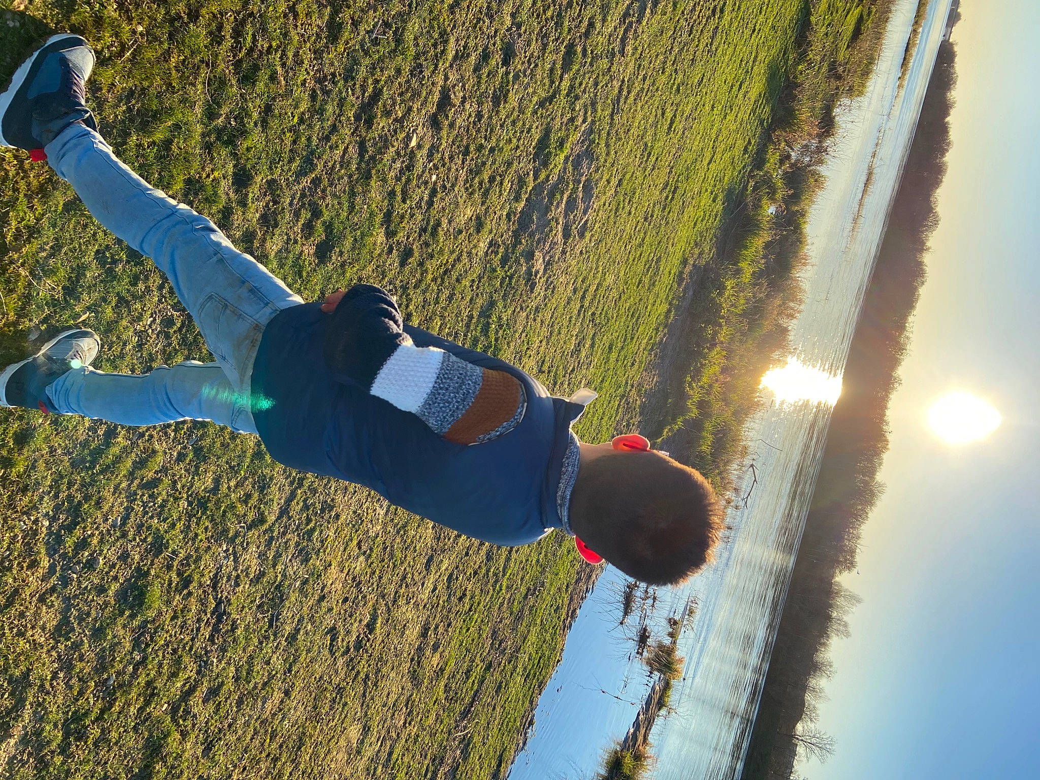 Liséo a rejoint le concours — aidez-le/la à gagner de superbes lots ! electric_blue, fun, grass, grass_family, happy, lake, leisure, lens_flare, light, line, morning, people_in_nature, person, plant, recreation, sky, slope, sunlight, tints_and_shades, tree