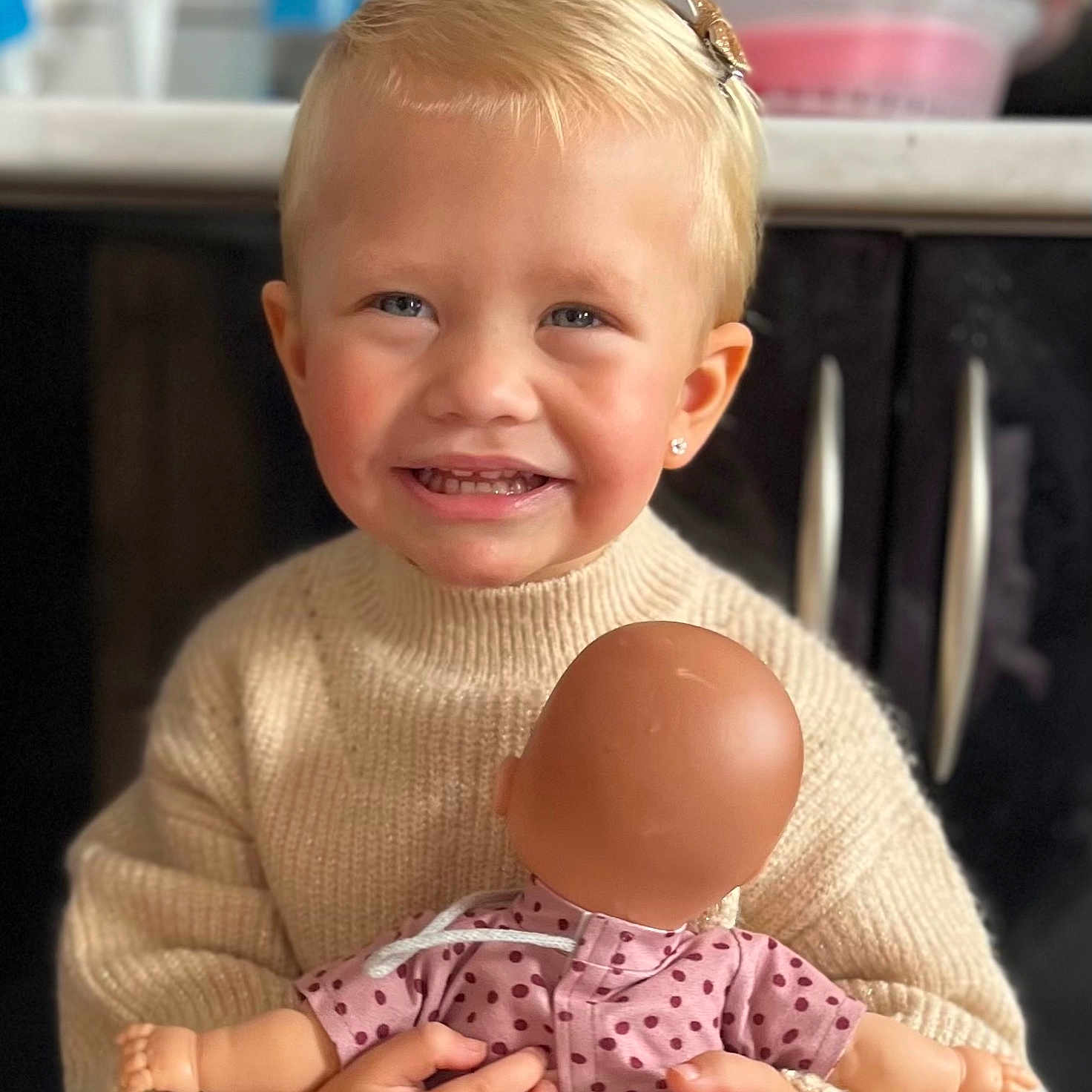 élise a rejoint le concours — aidez-le/la à gagner de superbes lots ! baby, blade, blonde, bodypart, dagger, egg, face, finger, food, hair, hand, happy, head, knife, person, photography, portrait, sitting, smile, weapon