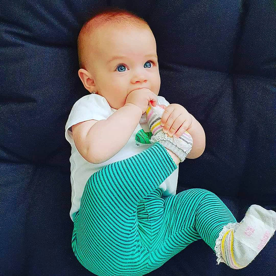 Deborah a rejoint le concours — aidez-le/la à gagner de superbes lots ! arm, baby, baby_products, baby_toddler_clothing, child, drink, finger, person, product, sitting, toddler