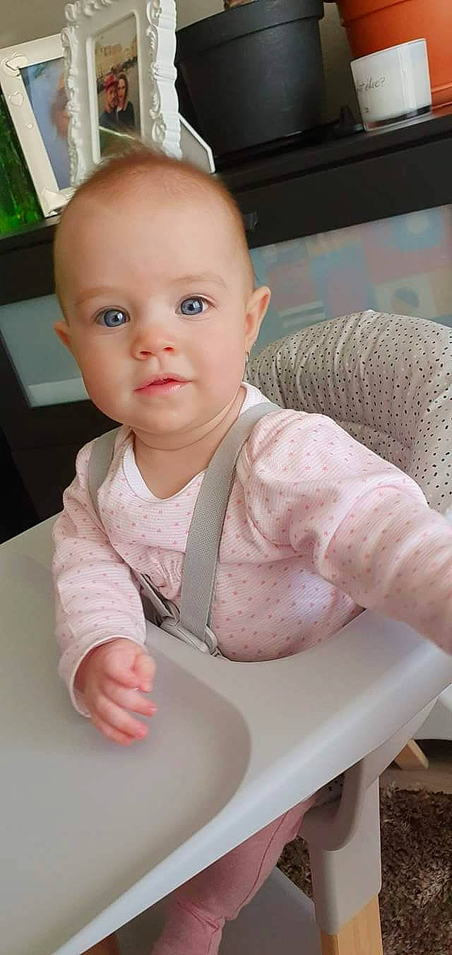 Deborah participe au concours pour gagner de l'argent avec cette photo : baby, cheek, child, face, person, sitting, skin, toddler