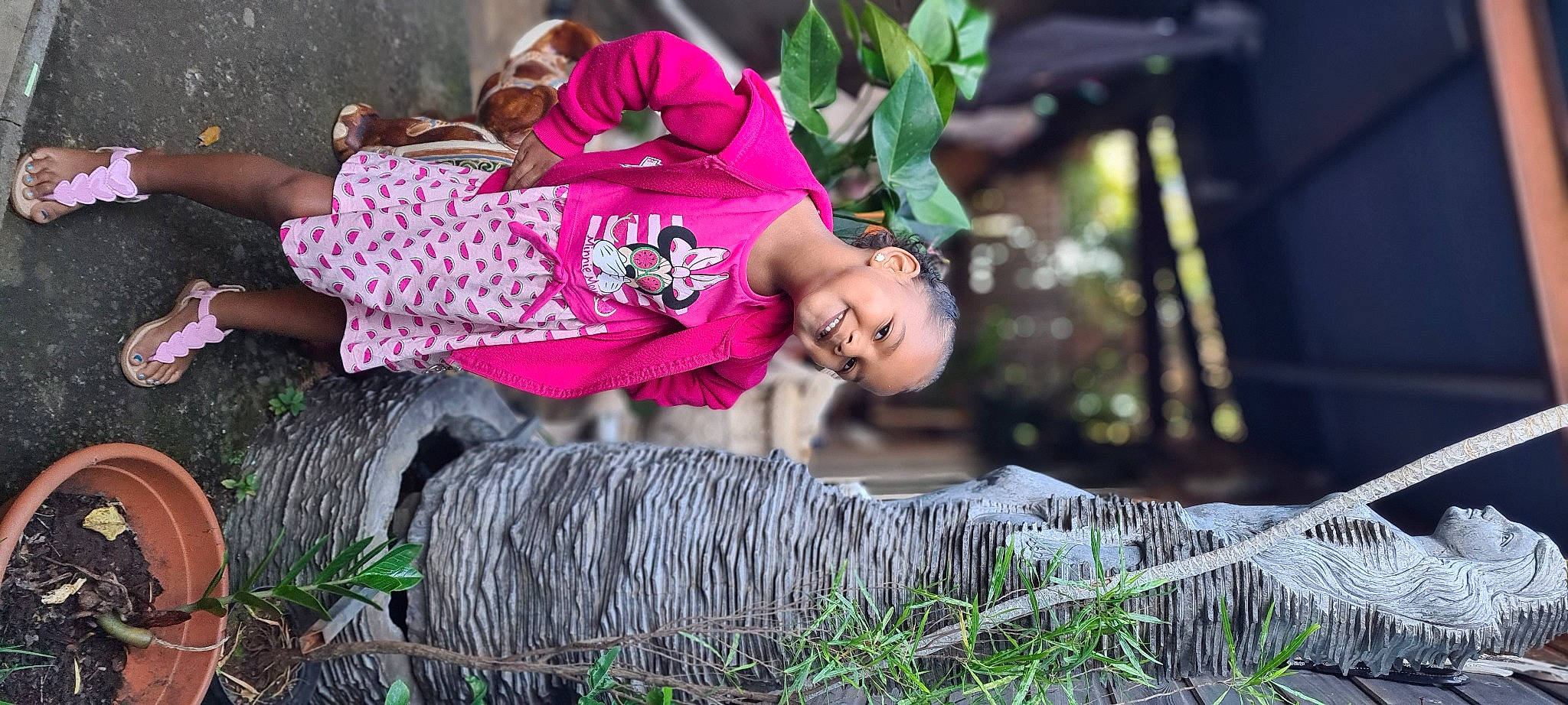 Kéhyna a rejoint le concours — aidez-le/la à gagner de superbes lots ! child, dress, fun, fur, garden, glasses, grass, green, happy, hat, joy, leisure, magenta, people_in_nature, person, pink, plant, sitting, sunglasses, tradition