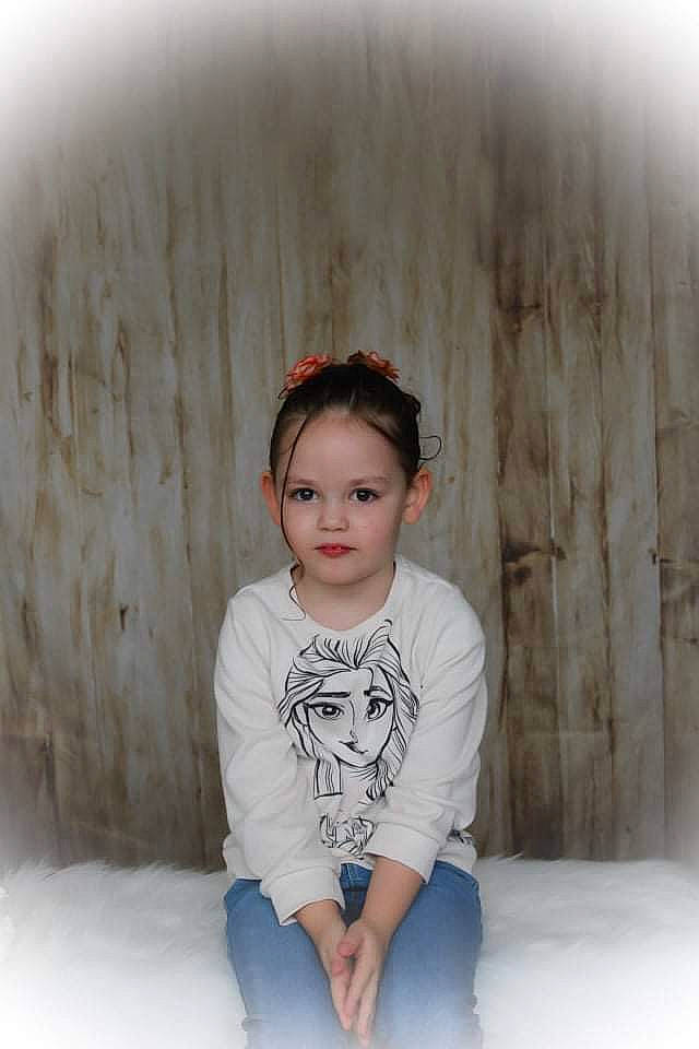 Jade a rejoint le concours — aidez-le/la à gagner de superbes lots ! blond, brown_hair, child, denim, fashion_design, flash_photography, grey, hair, happy, iris, lip, neck, person, shoulder, sitting, skin, sleeve, standing, t_shirt, winter