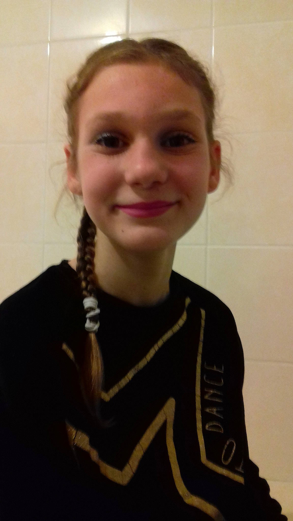 Lea participe au concours pour gagner de l'argent avec cette photo : chin, eyebrow, girl, hair, hairstyle, human_hair_color, joy, long_hair, neck, person, smile