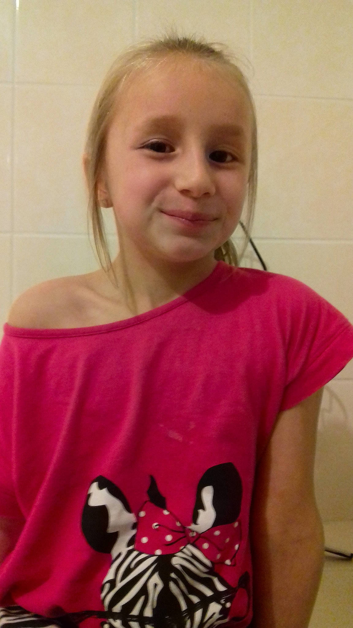 Katarina a rejoint le concours — aidez-le/la à gagner de superbes lots ! blond, cheek, child, day, face, girl, hair, hairstyle, human_hair_color, joint, mouth, neck, person, pink, product, red, shoulder, skin, smile, t_shirt