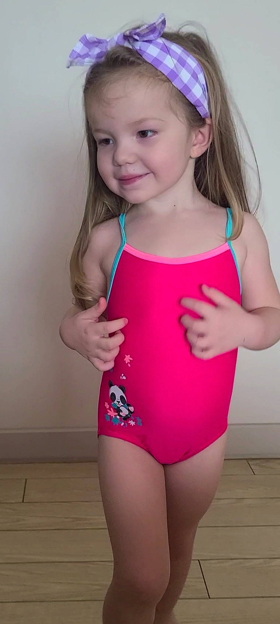 Andrea participe au concours pour gagner de l'argent avec cette photo : arm, clothing, gesture, hand, happy, human_body, joy, maillot, neck, one_piece_swimsuit, organ, person, pink, shoulder, skin, sleeve, smile, standing, swimwear, thigh