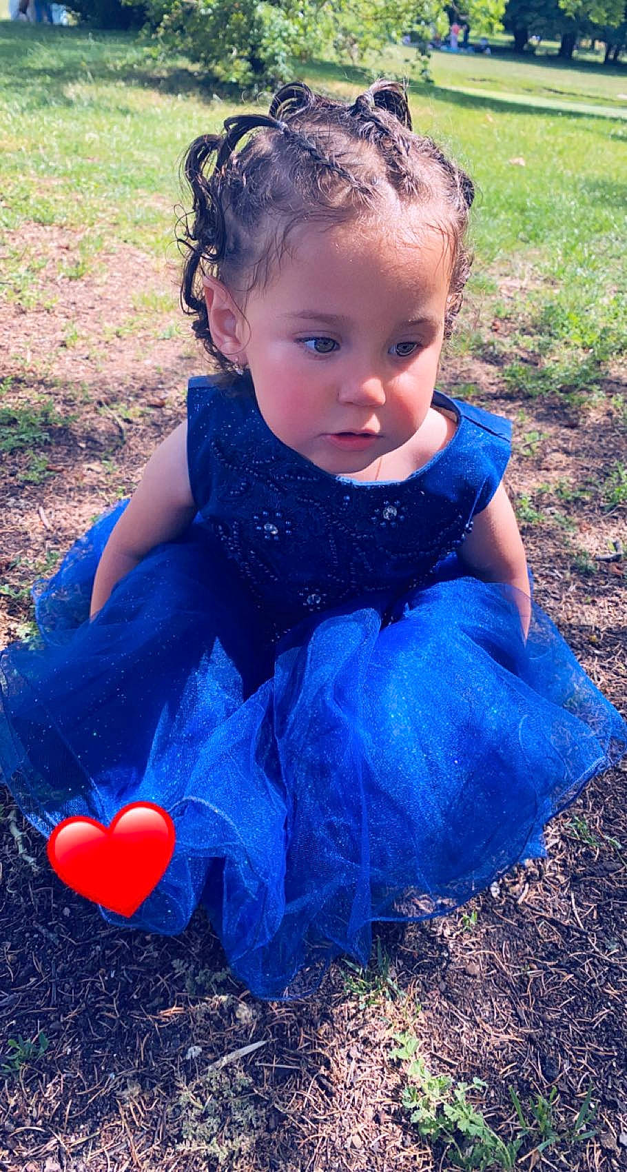 Sihem a rejoint le concours — aidez-le/la à gagner de superbes lots ! azure, baby_toddler_clothing, beauty, botany, electric_blue, eye, face, grass, grass_family, hair, happy, head, leaf, nature, people_in_nature, person, plant, summer, sunlight, toddler