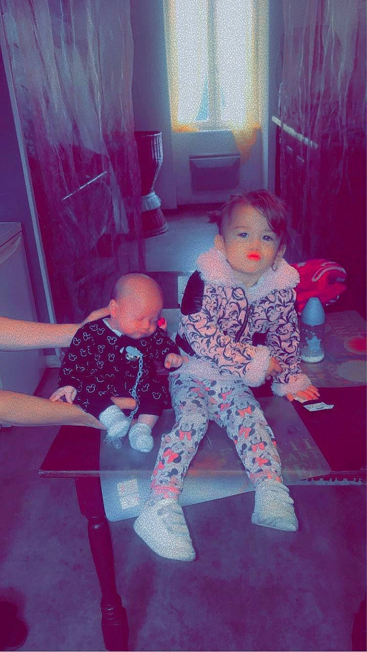 Lyana a rejoint le concours — aidez-le/la à gagner de superbes lots ! baby, baby_toddler_clothing, child, curtain, doll, eye, flooring, foot, fun, happy, leg, magenta, pattern, person, pink, purple, sitting, skin, textile, toddler