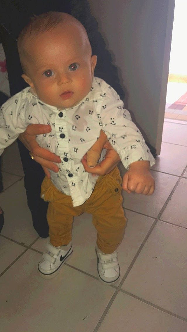 Djeylon a rejoint le concours — aidez-le/la à gagner de superbes lots ! baby, baby_toddler_clothing, cheek, child, chin, eye, face, facial_expression, floor, flooring, foot, happy, hardwood, nose, pattern, person, sitting, skin, sleeve, thumb