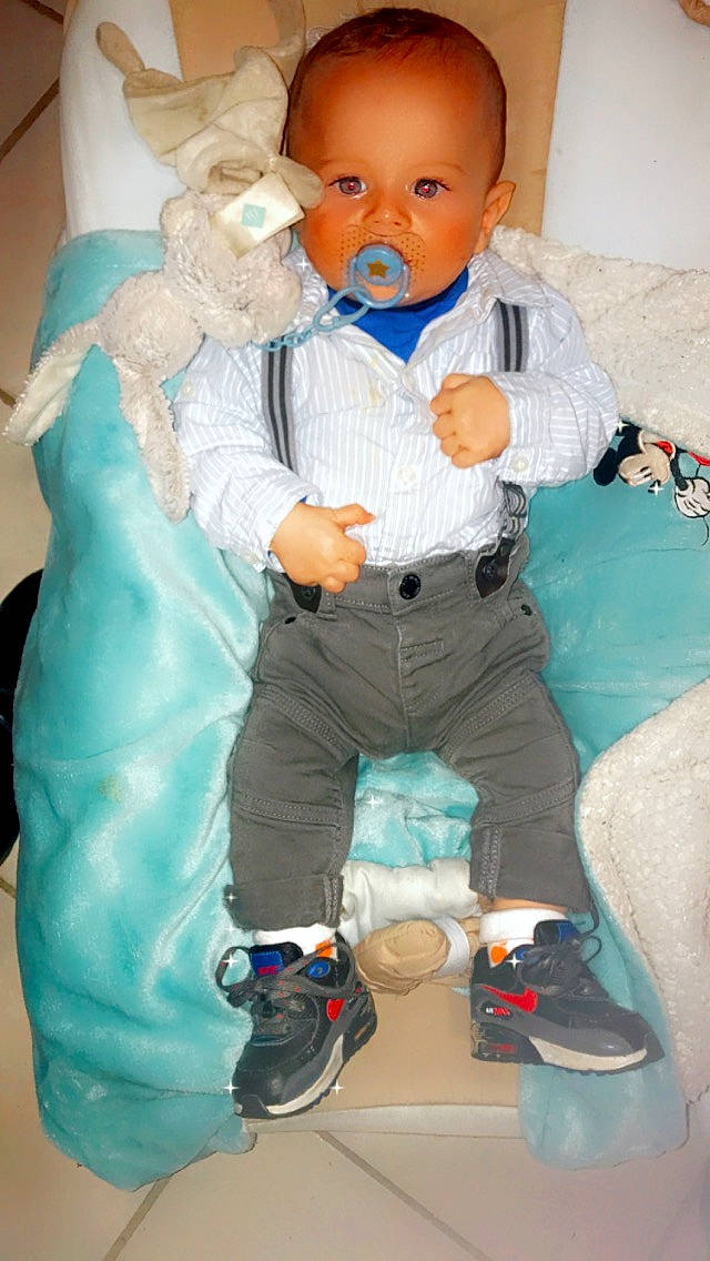 Djeylon participe au concours pour gagner de l'argent avec cette photo : abdomen, baby, baby_products, baby_sleeping, baby_toddler_clothing, child, comfort, face, fun, happy, linens, people, person, play, room, sitting, sock, t_shirt, textile, toddler