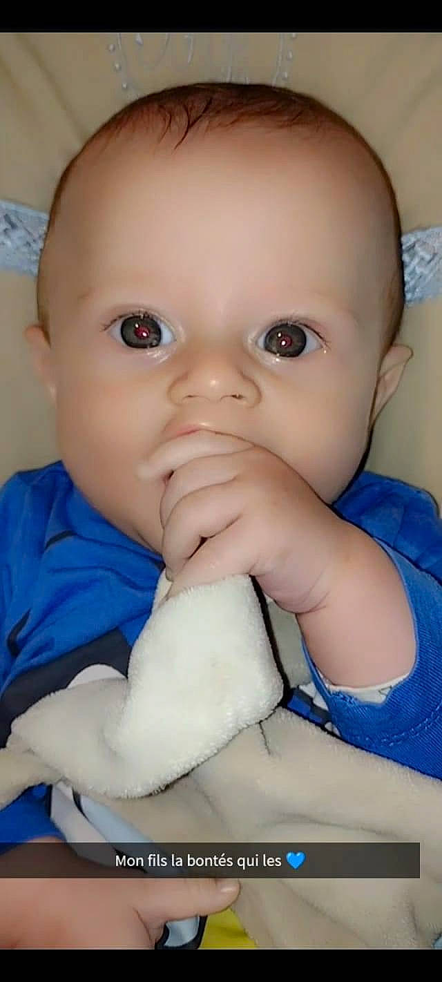 Djeylon a rejoint le concours — aidez-le/la à gagner de superbes lots ! baby, baby_toddler_clothing, cheek, chin, comfort, eye, eyebrow, eyelash, facial_expression, finger, gesture, iris, lip, mouth, nail, nose, person, skin, sleeve, thumb