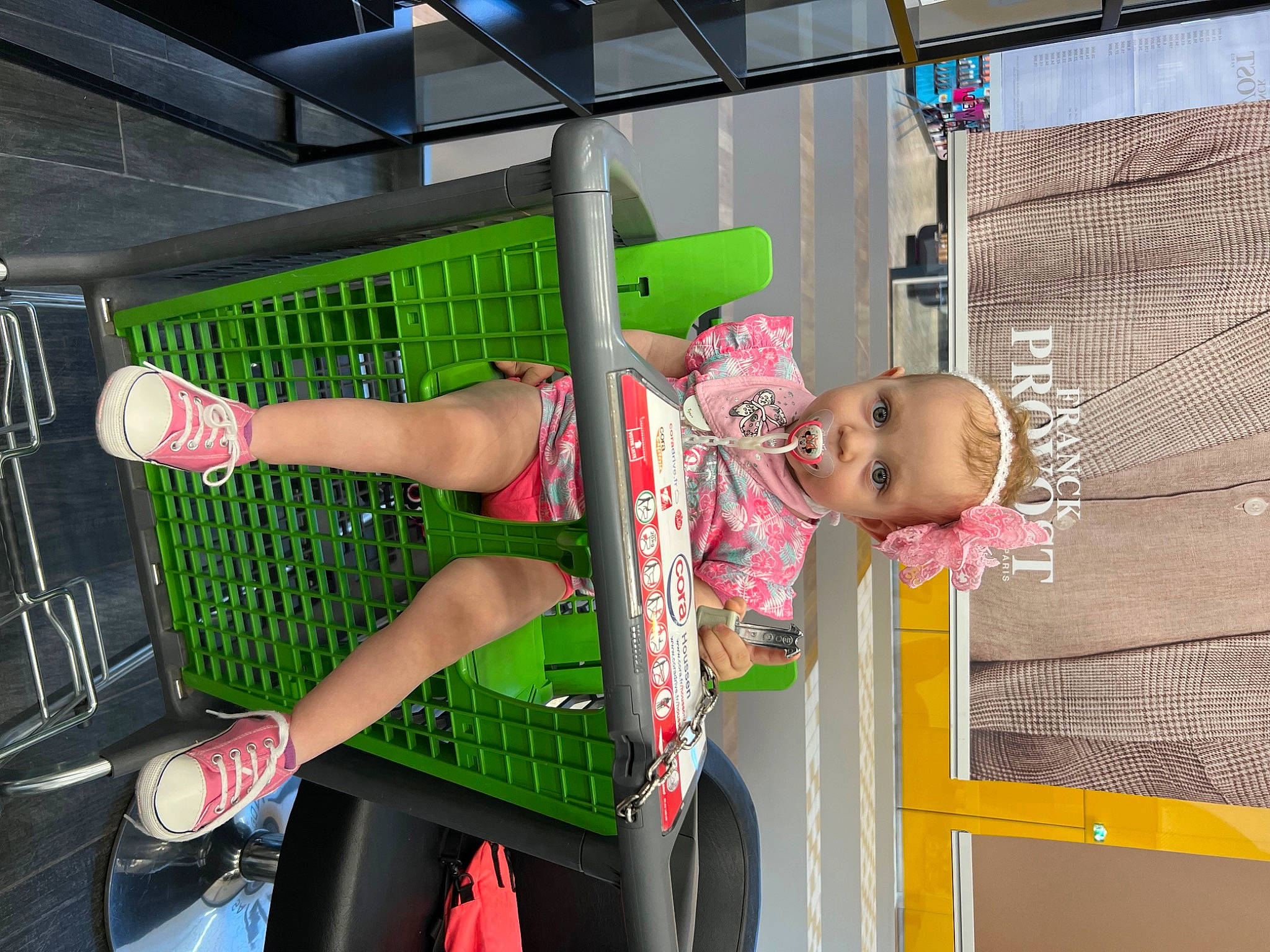 Shéryline a rejoint le concours — aidez-le/la à gagner de superbes lots ! baby, baby_products, baby_toddler_clothing, calf, child, fun, human_leg, knee, leisure, magenta, person, sandal, shorts, sock, sportswear, thigh, tire, toddler, transport, vehicle