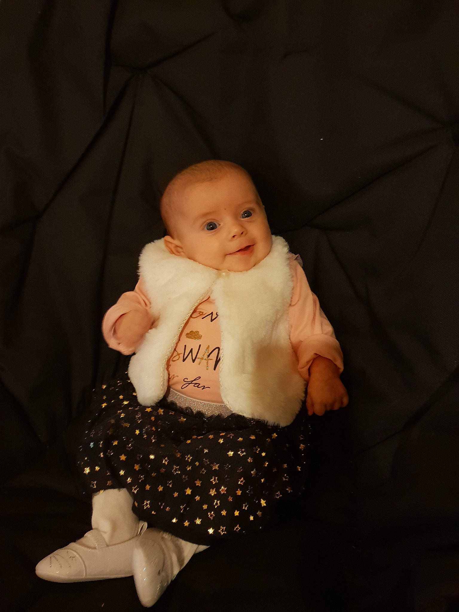 Ambre participe au concours pour gagner de l'argent avec cette photo : child, fun, girl, human, infant, iris, person, product, sitting, skin, smile, textile, toddler