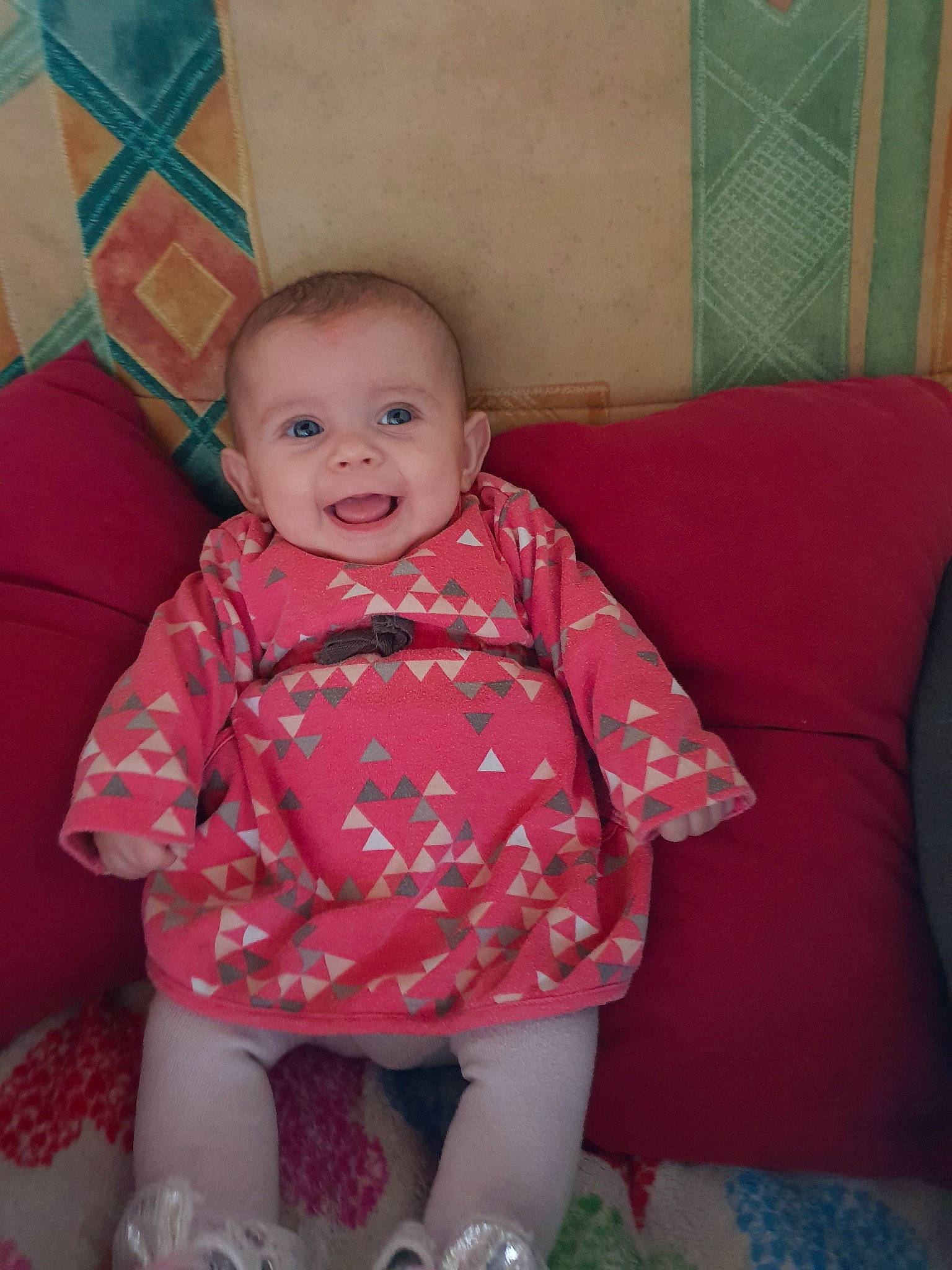 Ambre participe au concours pour gagner de l'argent avec cette photo : baby, cheek, child, eye, iris, person, pink, sitting, skin, smile, toddler