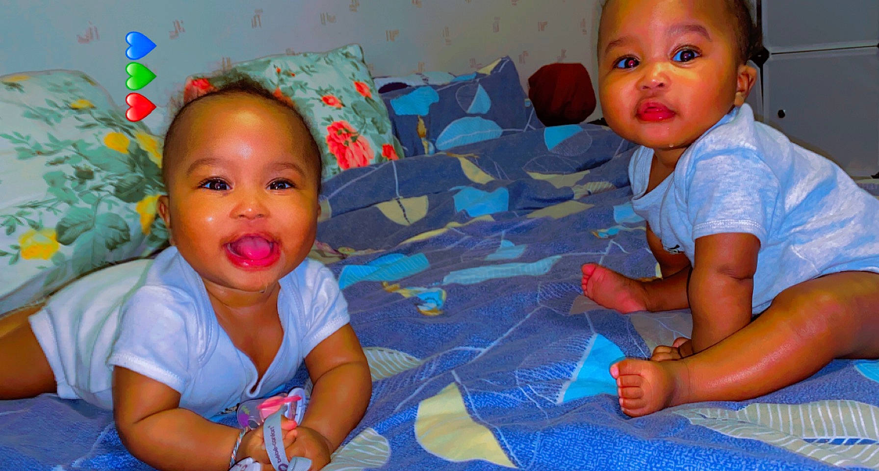 Maya Malayka a rejoint le concours — aidez-le/la à gagner de superbes lots ! arm, baby_toddler_clothing, blue, cheek, child, eye, face, flooring, hair, happy, head, human_body, iris, mouth, nose, organ, person, sharing, skin, smile