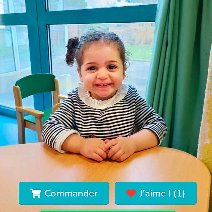 Mia a rejoint le concours — aidez-le/la à gagner de superbes lots ! advertisement, architecture, bodypart, building, child, face, female, furniture, girl, happy, head, hospital, mouth, person, photography, portrait, poster, table, teeth, text