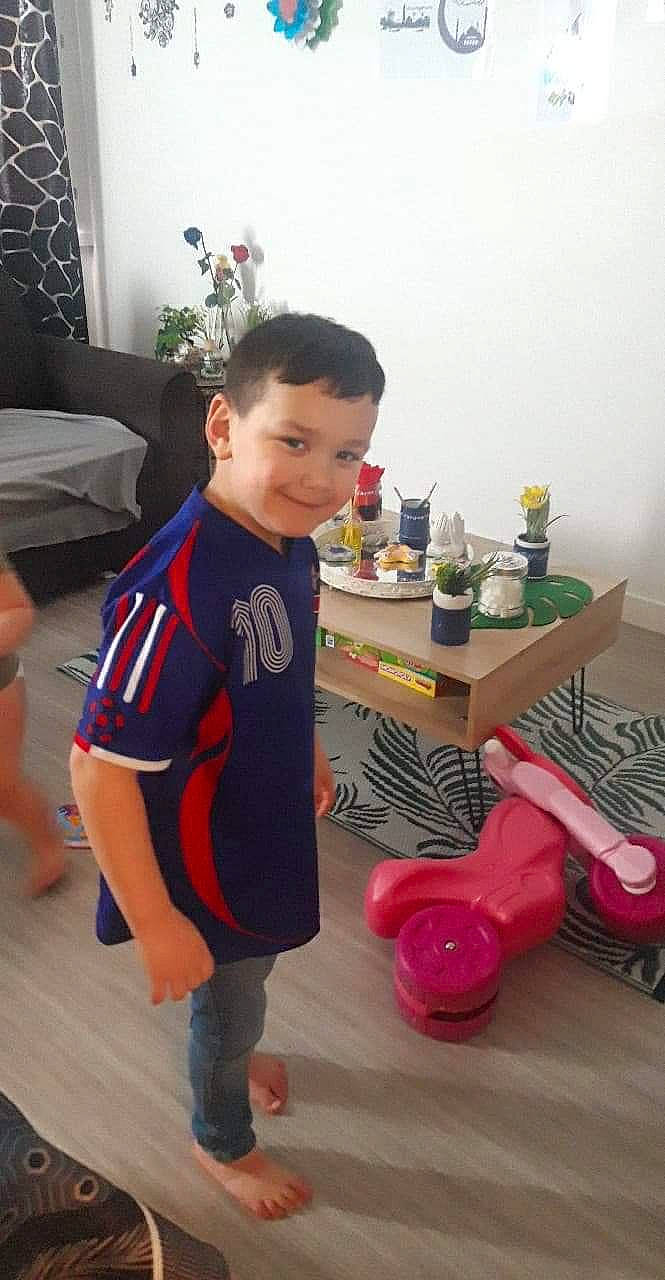 Fadhil participe au concours pour gagner de l'argent avec cette photo : arm, child, joy, leg, person, play, standing, toddler