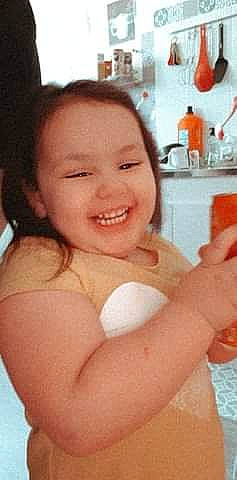 Alia a rejoint le concours — aidez-le/la à gagner de superbes lots ! arm, baby, bathing, child, face, facial_expression, hand, joy, neck, nose, person, skin, smile, toddler