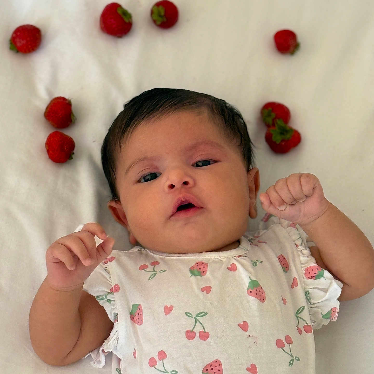 Layane participe au concours pour gagner de l'argent avec cette photo : adorable, baby, casual, cherry_pattern, child, cute, fresh, fruit, healthy, infant, lying_down, natural_light, patterned_clothing, pink_hearts, portrait, sleepy_eyes, small_hands, soft_texture, strawberries, white_background