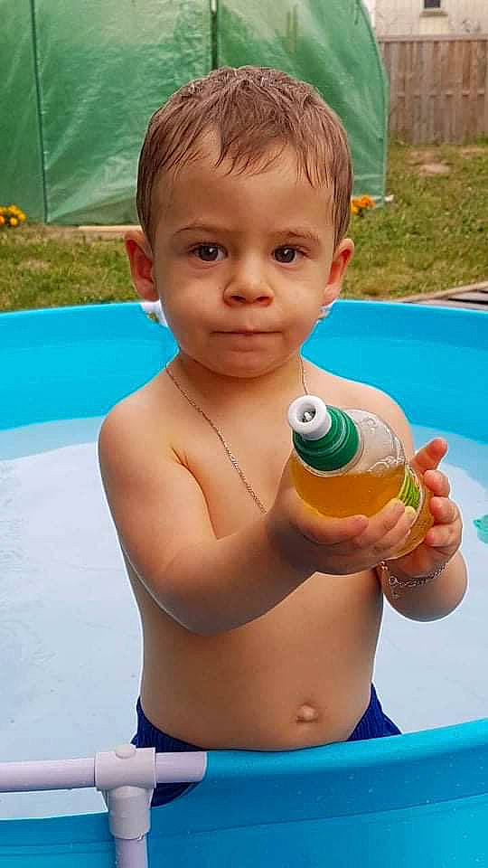 Sloan a rejoint le concours — aidez-le/la à gagner de superbes lots ! baby_playing_with_toys, bathing, blue, chest, face, finger, green, hairstyle, hand, head, human_body, joint, leisure, mouth, muscle, neck, person, skin, toddler, trunk