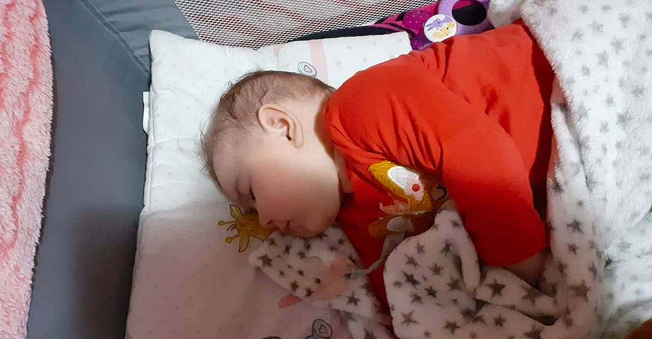 Giorgiana Eliza participe au concours pour gagner de l'argent avec cette photo : baby, baby_products, bedtime, child, nap, person, sleep, textile, toddler