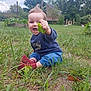 Kenzho participe au concours pour gagner de l'argent avec cette photo : toddler, child, grass, leaf, outdoor, smiling, happy, nature, garden, countryside, house, greenery, casual_clothing, playful, daylight, sitting, young_child, fun, cute, person