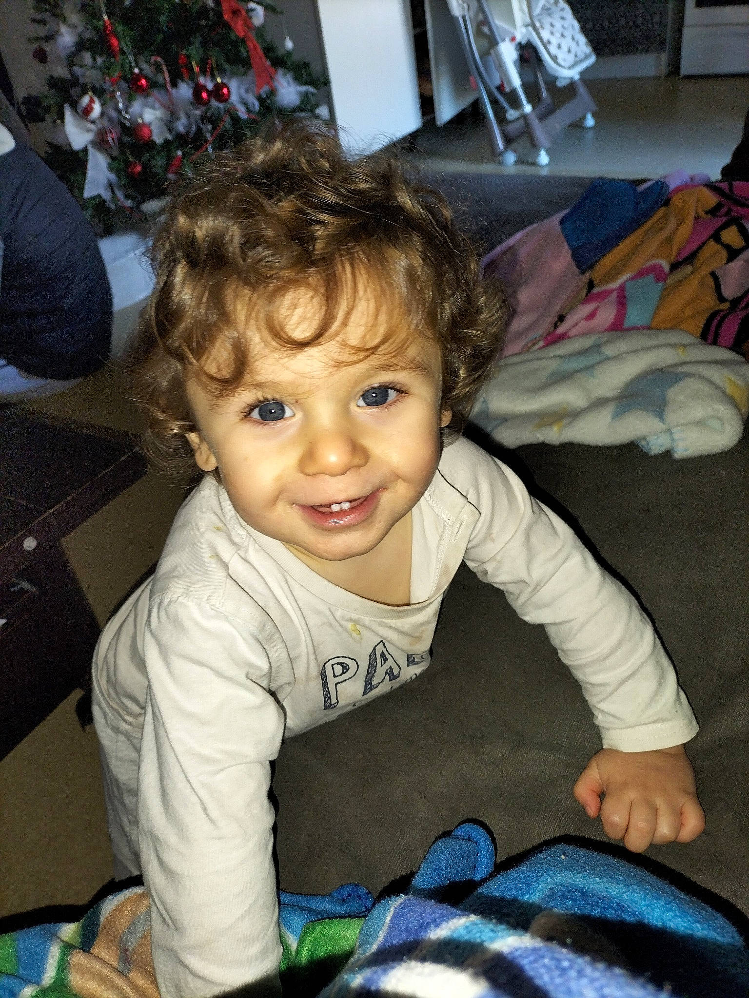 Hayden a rejoint le concours — aidez-le/la à gagner de superbes lots ! baby, baby_toddler_clothing, chair, cheek, child, comfort, eye, finger, floor, flooring, fun, happy, iris, joy, lap, mammal, person, room, sitting, skin