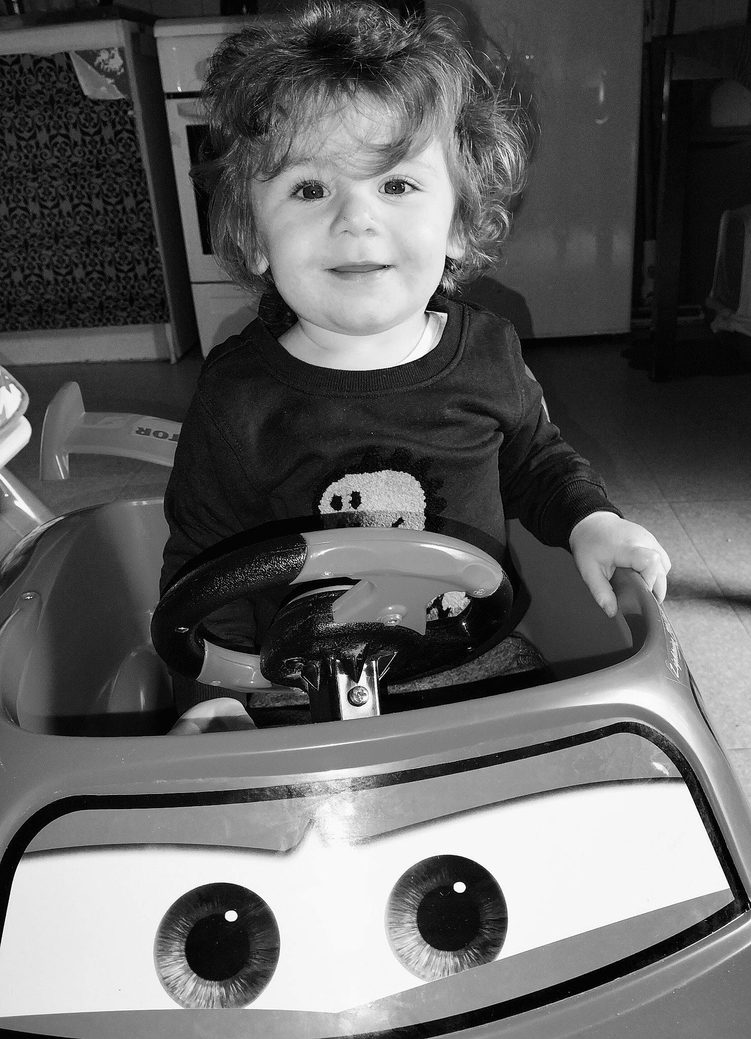 Hayden a rejoint le concours — aidez-le/la à gagner de superbes lots ! automotive_design, automotive_exterior, automotive_lighting, automotive_tire, black, black_and_white, bumper, car, child, flash_photography, grille, hood, motor_vehicle, person, photograph, style, toddler, trunk, vehicle, vehicle_door