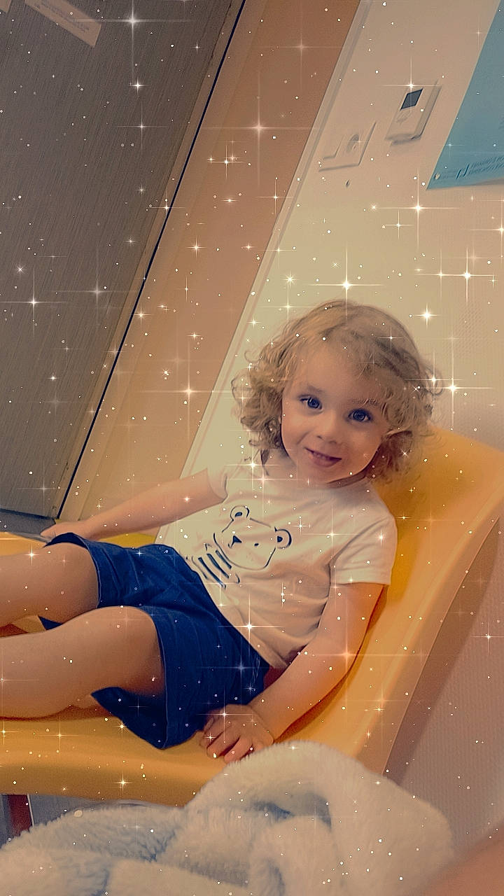 Hayden participe au concours pour gagner de l'argent avec cette photo : baby, ceiling, child, fun, happy, human_leg, joy, leisure, pattern, person, recreation, sitting, skin, smile, thigh, toddler, tree