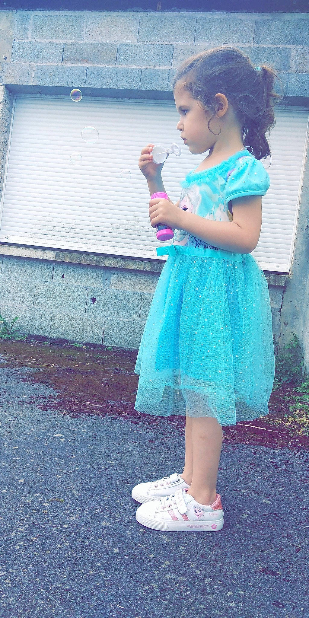 Elina a rejoint le concours — aidez-le/la à gagner de superbes lots ! blue, child, dress, footwear, person, pink, play, shoe, smile, snapshot, standing, toddler, turquoise