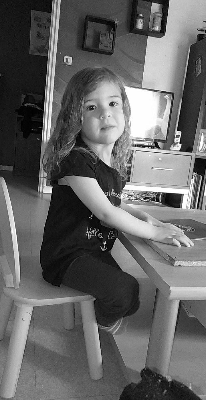 Elina a rejoint le concours — aidez-le/la à gagner de superbes lots ! black, black_and_white, chair, child, desk, electronic_device, furniture, leg, monochrome, monochrome_photography, person, photography, shoulder, sitting, smile, standing, style, table, technology, white
