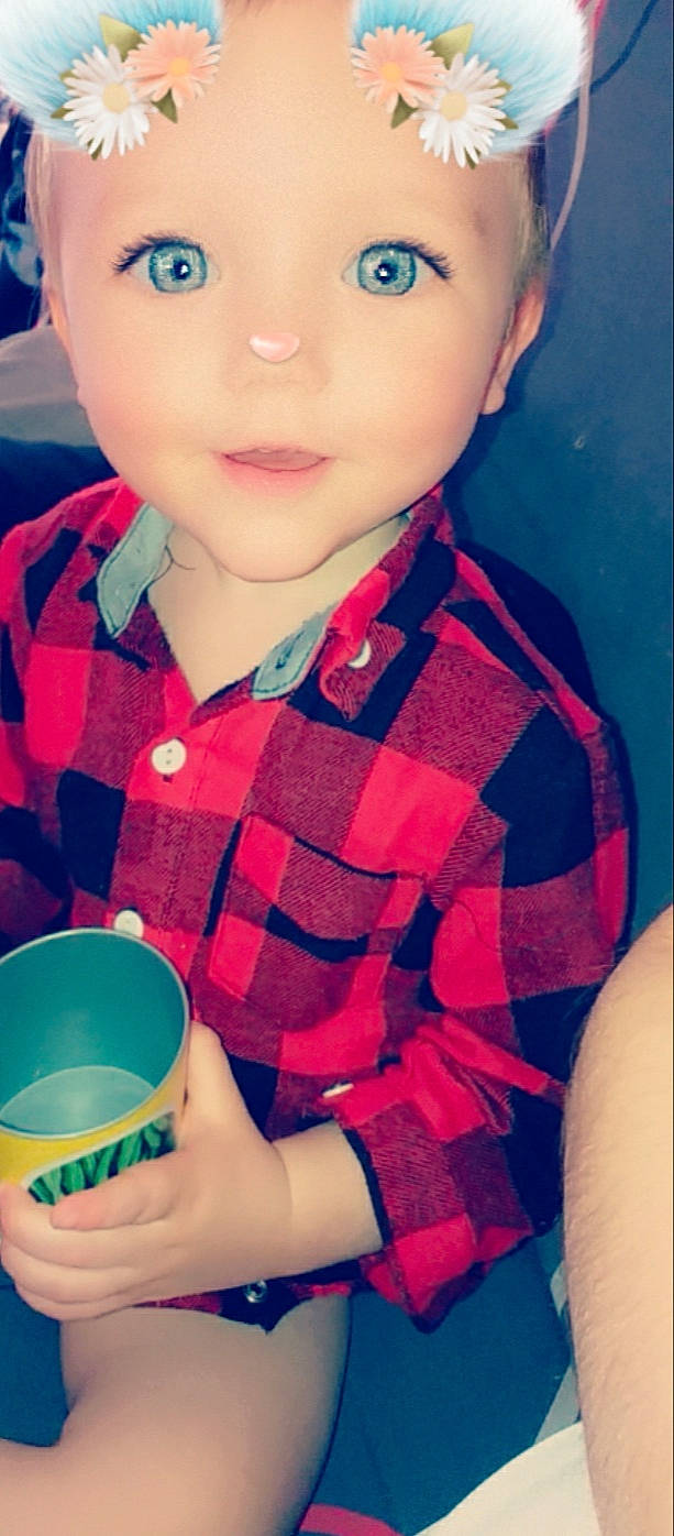 Myron a rejoint le concours — aidez-le/la à gagner de superbes lots ! brown_hair, cheek, child, eating, food, person, play, toddler