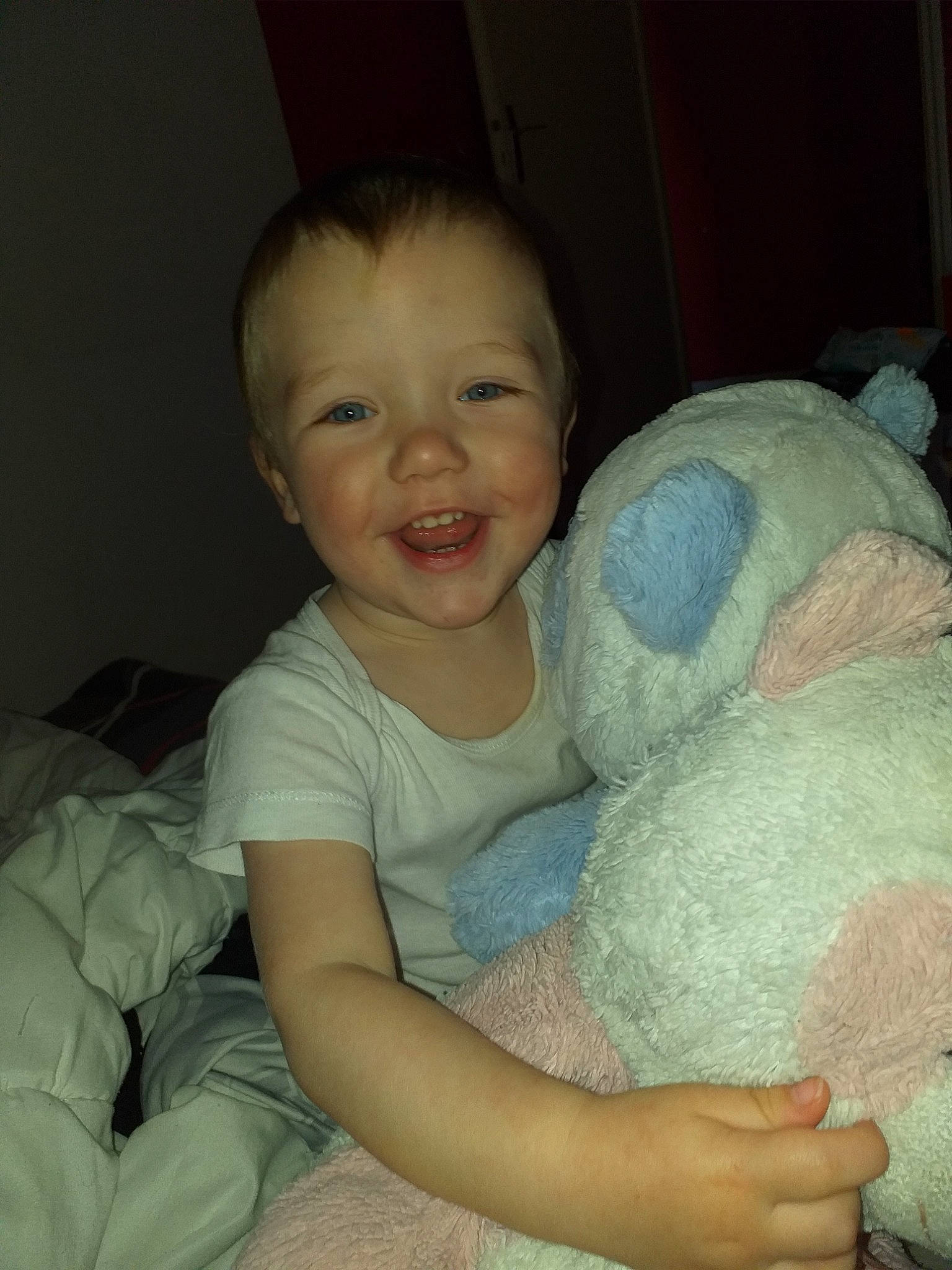 Myron a rejoint le concours — aidez-le/la à gagner de superbes lots ! baby, cheek, child, face, head, joy, person, play, plush, sitting, skin, smile, stuffed_toy, teddy_bear, textile, toddler, toy