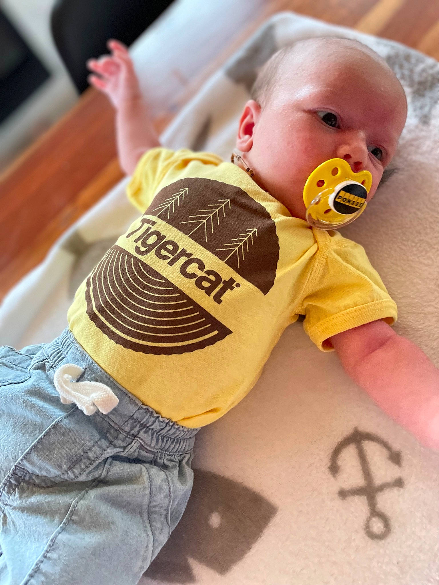 Mathis a rejoint le concours — aidez-le/la à gagner de superbes lots ! baby, baby_toddler_clothing, child, comfort, elbow, flooring, happy, human_body, human_leg, jeans, leg, leisure, nail, person, personal_protective_equipment, sitting, skin, thigh, thumb, toddler