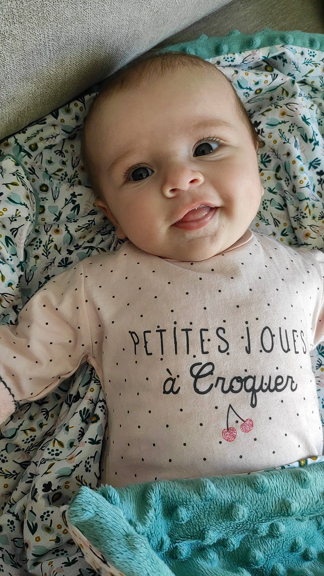 Méryl participe au concours pour gagner de l'argent avec cette photo : baby, baby_products, baby_toddler_clothing, cheek, child, face, head, lip, pattern, person, product, skin, smile, toddler