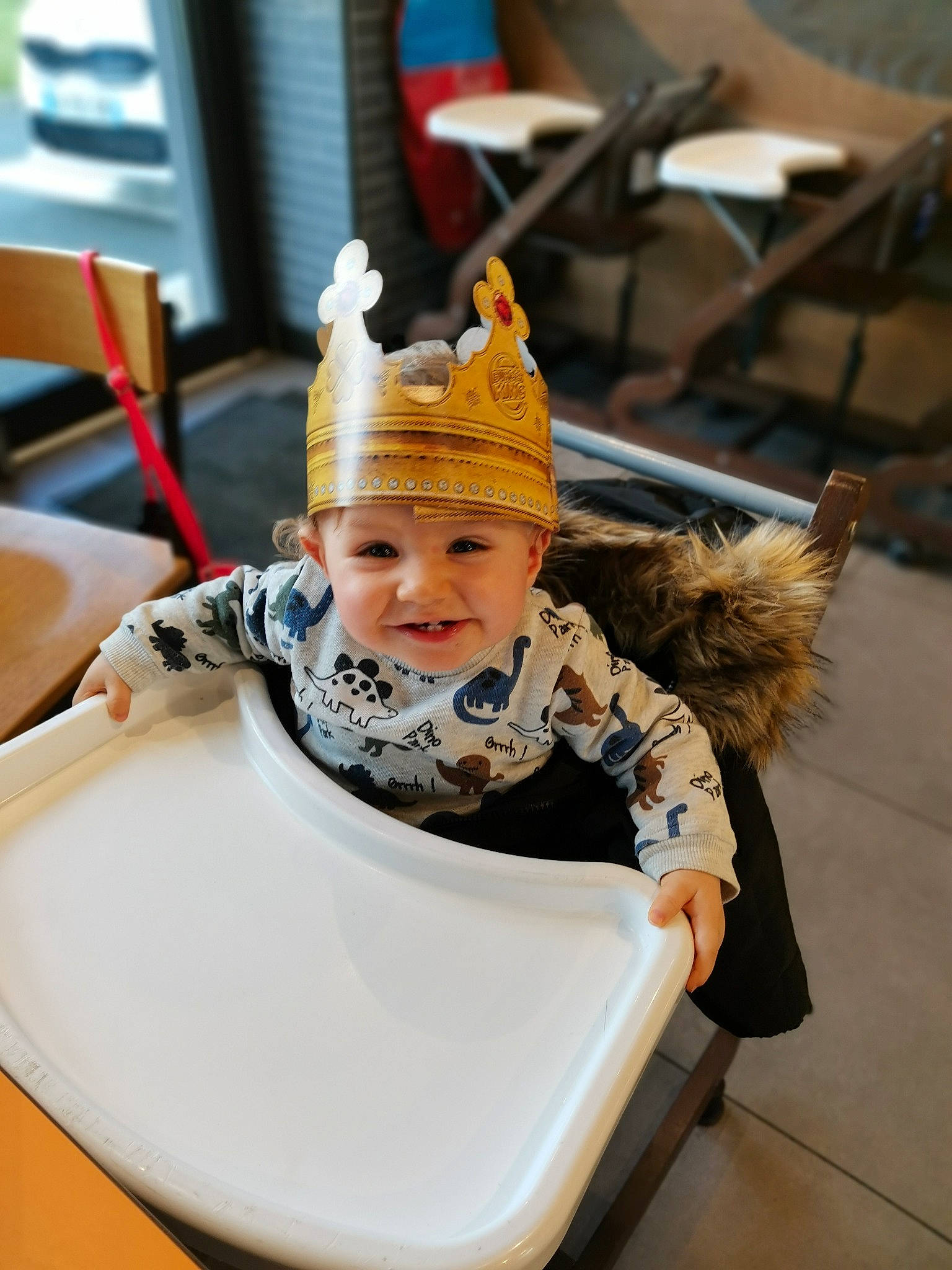 Angel a rejoint le concours — aidez-le/la à gagner de superbes lots ! baby, baby_products, baby_toddler_clothing, cap, chair, child, costume, costume_hat, crown, fashion_accessory, fun, fur, happy, hat, headwear, jewellery, leisure, person, recreation, sitting
