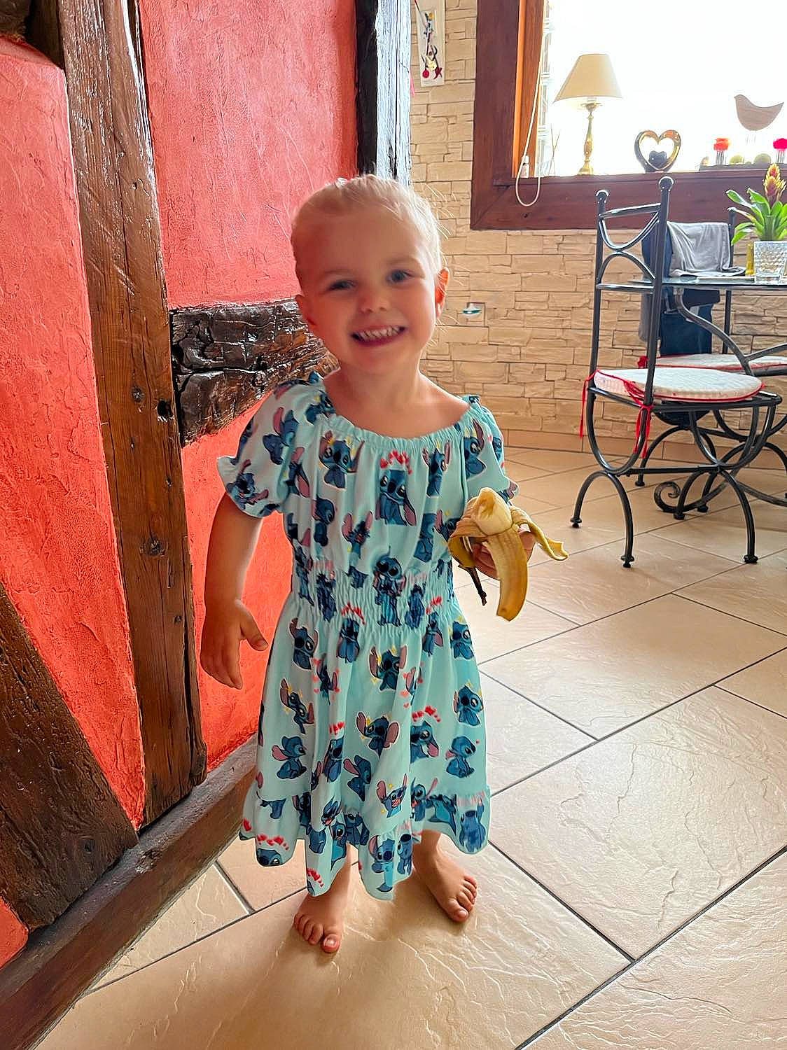 Lucie a rejoint le concours — aidez-le/la à gagner de superbes lots ! baby, baby_toddler_clothing, barefoot, day_dress, dress, floor, flooring, fun, happy, joy, leisure, pattern, person, skin, sleeve, smile, summer, t_shirt, toddler, trunk