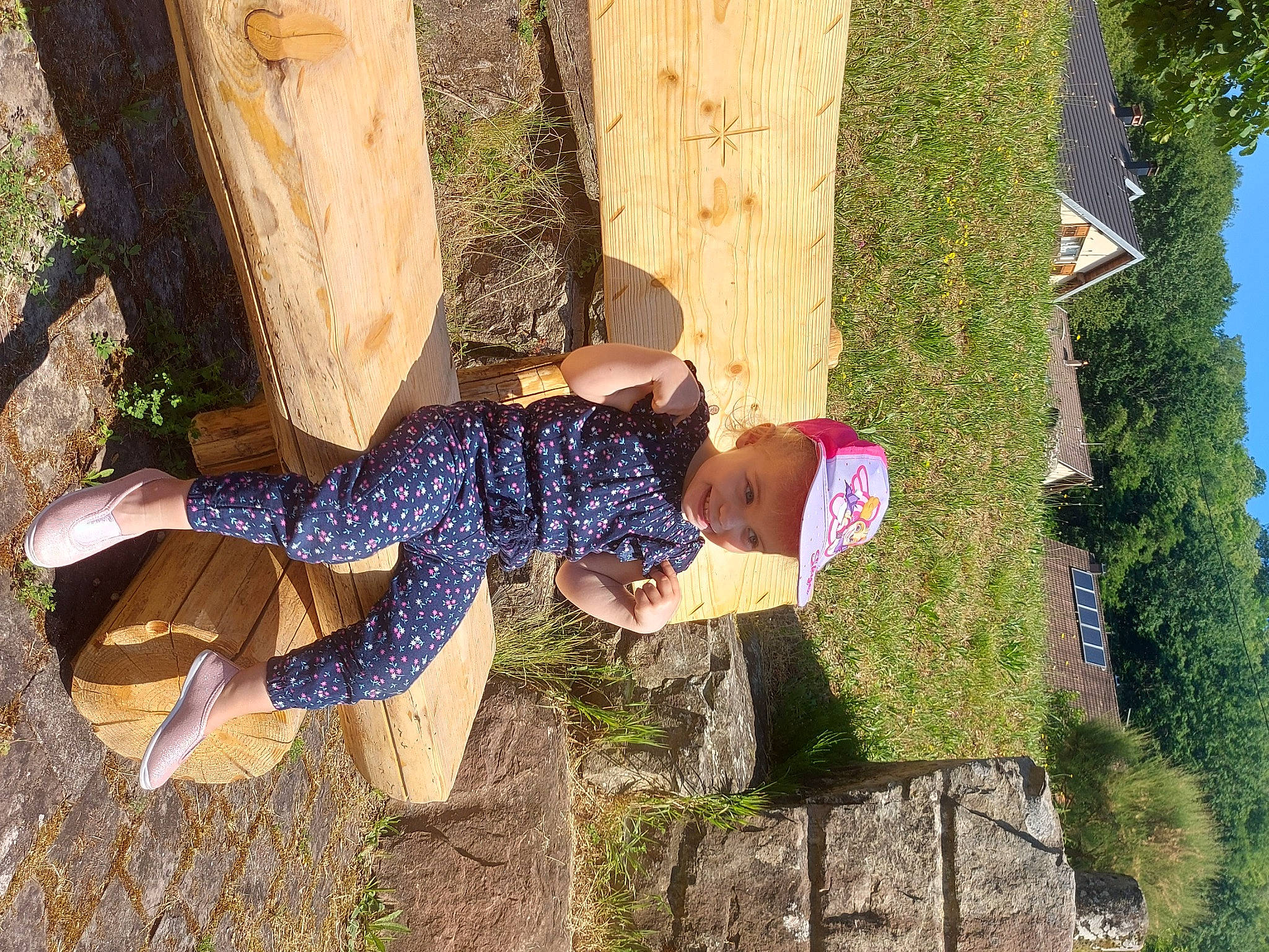 Lucie a rejoint le concours — aidez-le/la à gagner de superbes lots ! child, electric_blue, fun, grass, happy, human_leg, joy, landscape, leisure, pattern, people_in_nature, person, plant, shadow, soil, t_shirt, thigh, toddler, tree, trunk