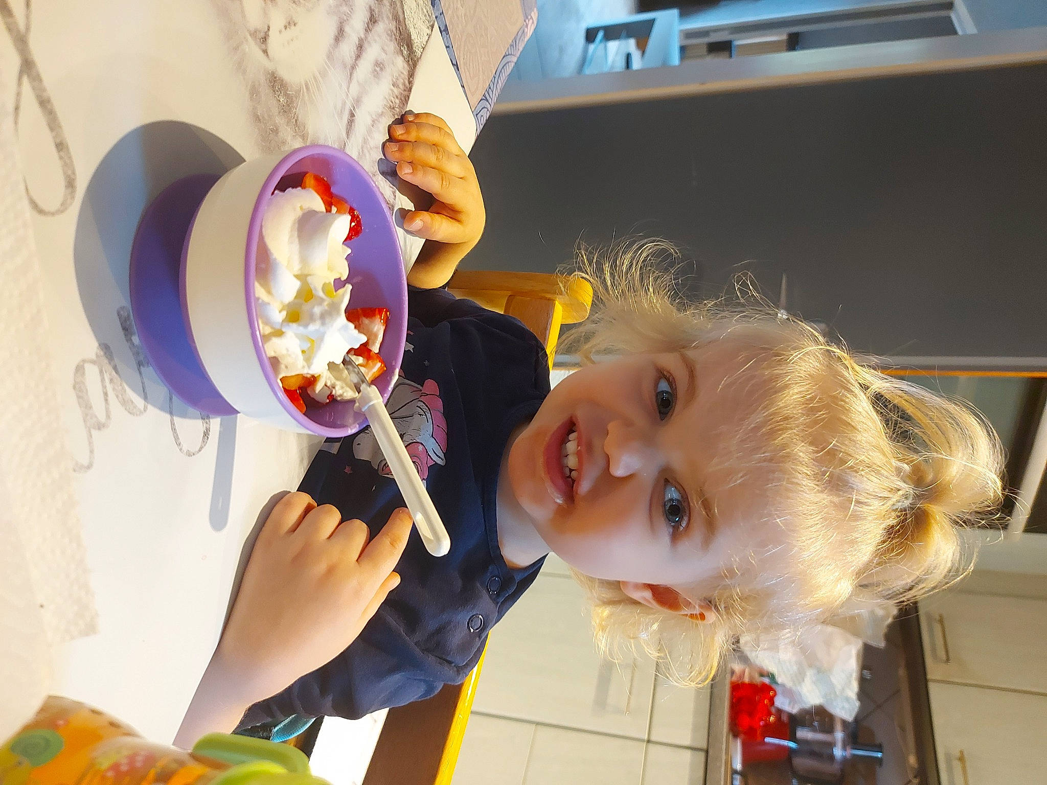 Lucie a rejoint le concours — aidez-le/la à gagner de superbes lots ! baby, chair, child, circle, comfort_food, fast_food, food, fun, happy, leisure, party_supply, person, play, room, smile, suit, tableware, toddler, vacation, visual_arts