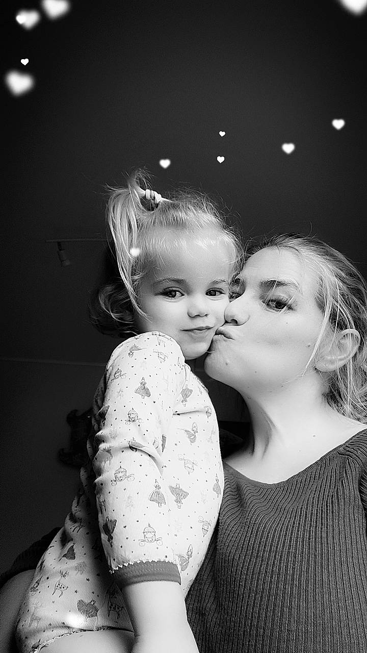Lucie participe au concours pour gagner de l'argent avec cette photo : black, black_and_white, cheek, facial_expression, flash_photography, gesture, hairstyle, hand, happy, iris, kiss, lip, monochrome, monochrome_photography, nose, person, photograph, smile, style, toddler