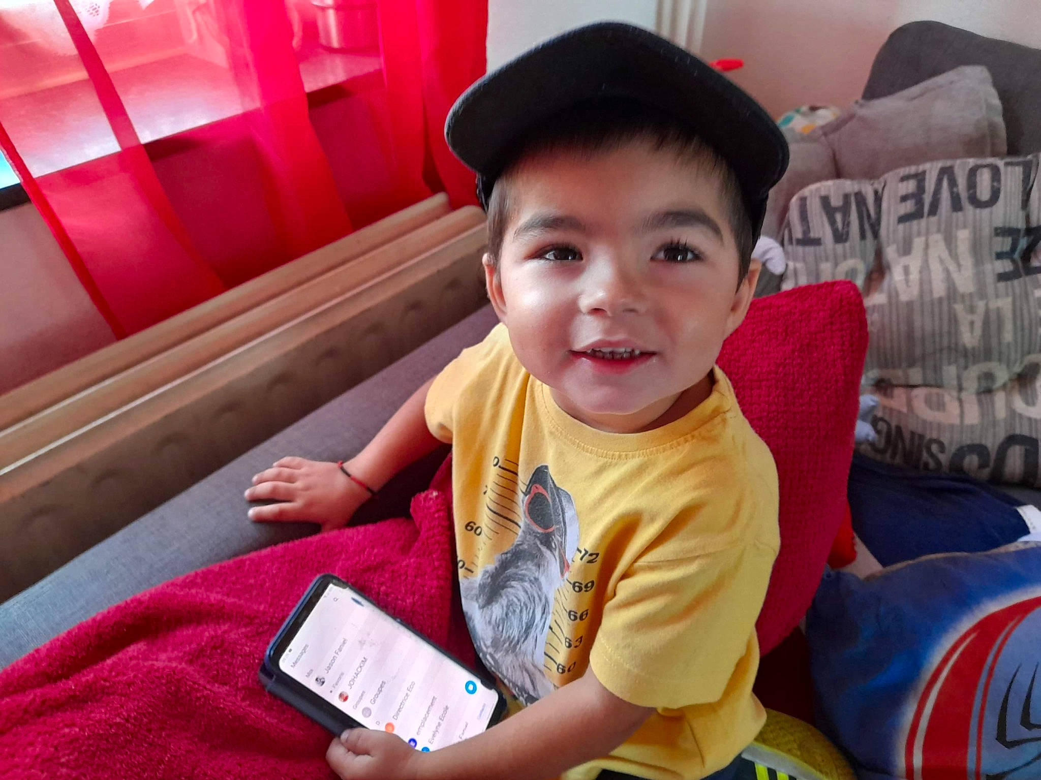 Jason a rejoint le concours — aidez-le/la à gagner de superbes lots ! beauty, cap, child, chin, facial_expression, finger, fun, hairstyle, happy, human, lap, leisure, organ, person, red, skin, sleeve, smile, t_shirt, toddler