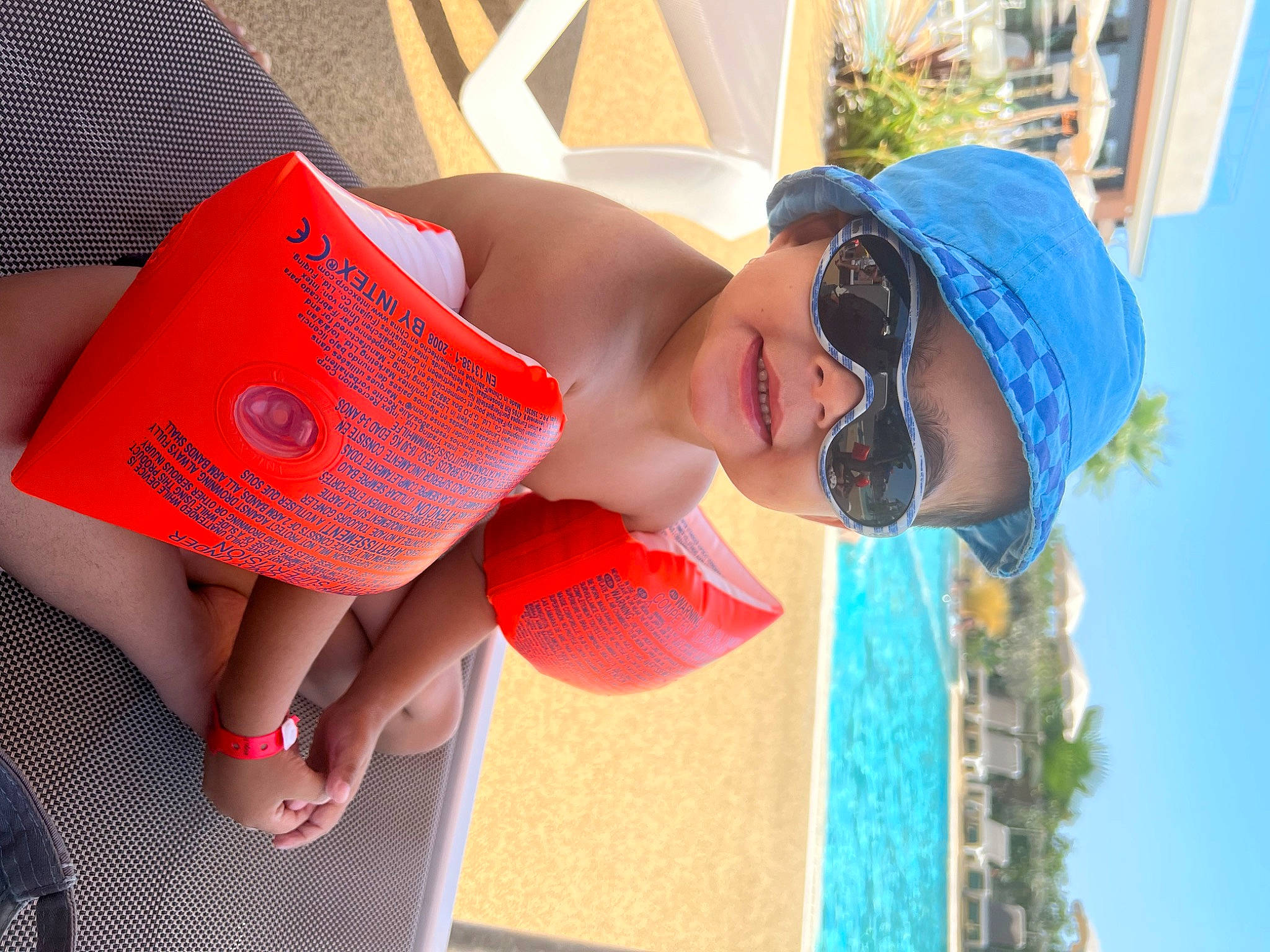 Jason a rejoint le concours — aidez-le/la à gagner de superbes lots ! beauty, blue, book, child, cool, daytime, eyewear, facial_expression, fun, happy, hat, headwear, joy, leisure, person, plant, publication, recreation, red, sky