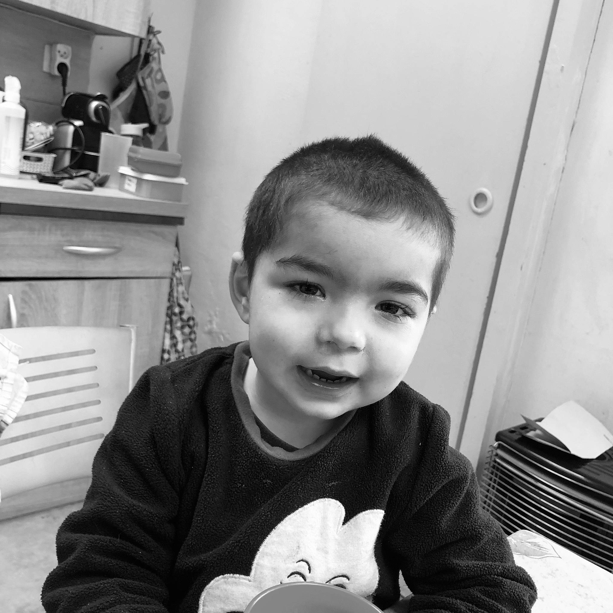 Jason a rejoint le concours — aidez-le/la à gagner de superbes lots ! beauty, black, black_and_white, cabinetry, child, cool, crew_cut, happy, iris, mammal, monochrome, monochrome_photography, people, person, room, sitting, smile, style, t_shirt, toddler