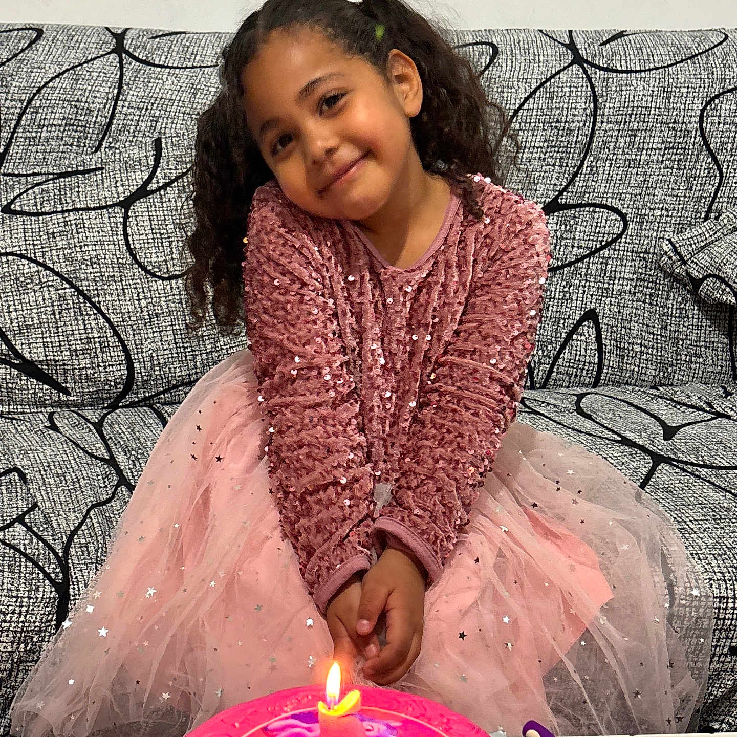 Kaïssa a rejoint le concours — aidez-le/la à gagner de superbes lots ! birthday, birthday_cake, candle, celebration, child, curly_hair, cute, girl, happy, indoor, my_little_pony, party, patterned_couch, pink_dress, posing, smile, sofa, sparkly, table, tulle_skirt