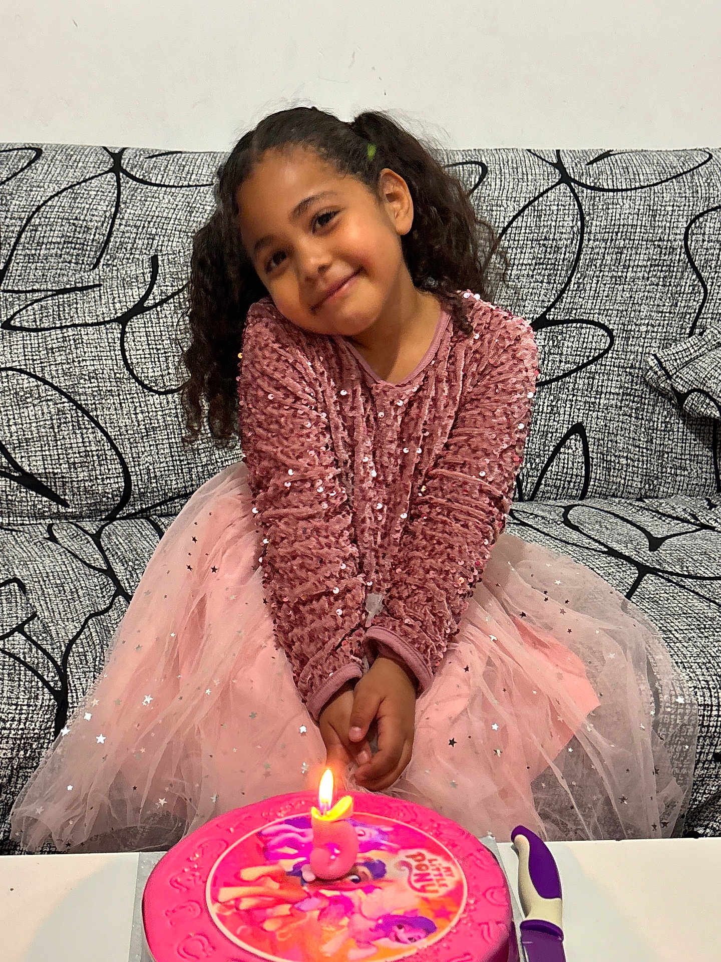 Kaïssa a rejoint le concours — aidez-le/la à gagner de superbes lots ! child, girl, birthday_cake, candle, pink_dress, sparkly, smile, curly_hair, sofa, patterned_couch, table, celebration, happy, indoor, party, cute, posing, tulle_skirt, my_little_pony, birthday