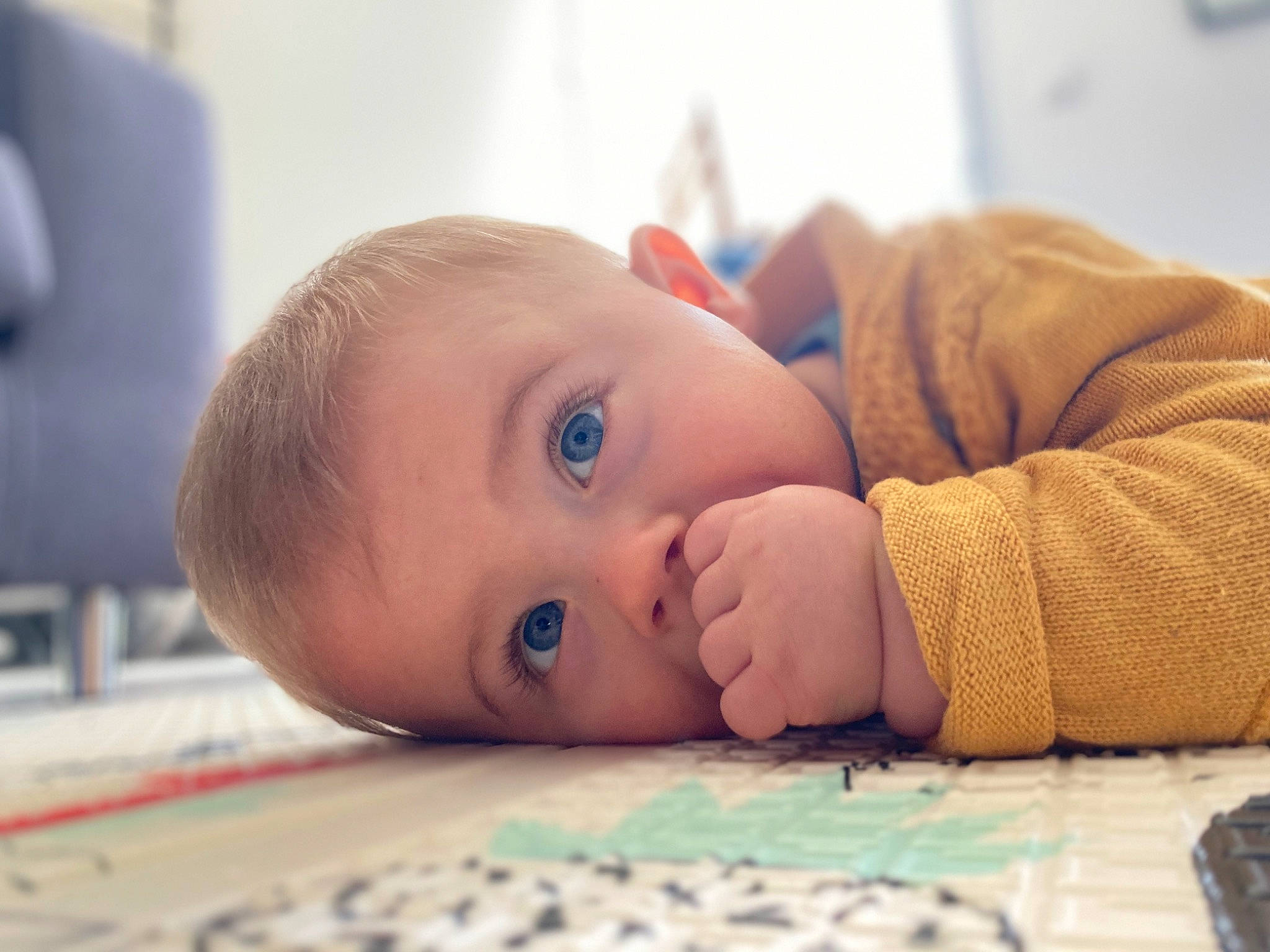 Léo participe au concours pour gagner de l'argent avec cette photo : baby, baby_toddler_clothing, cheek, child, comfort, eyelash, flooring, happy, lip, nail, pattern, person, portrait_photography, room, sitting, skin, toddler, tummy_time, wood