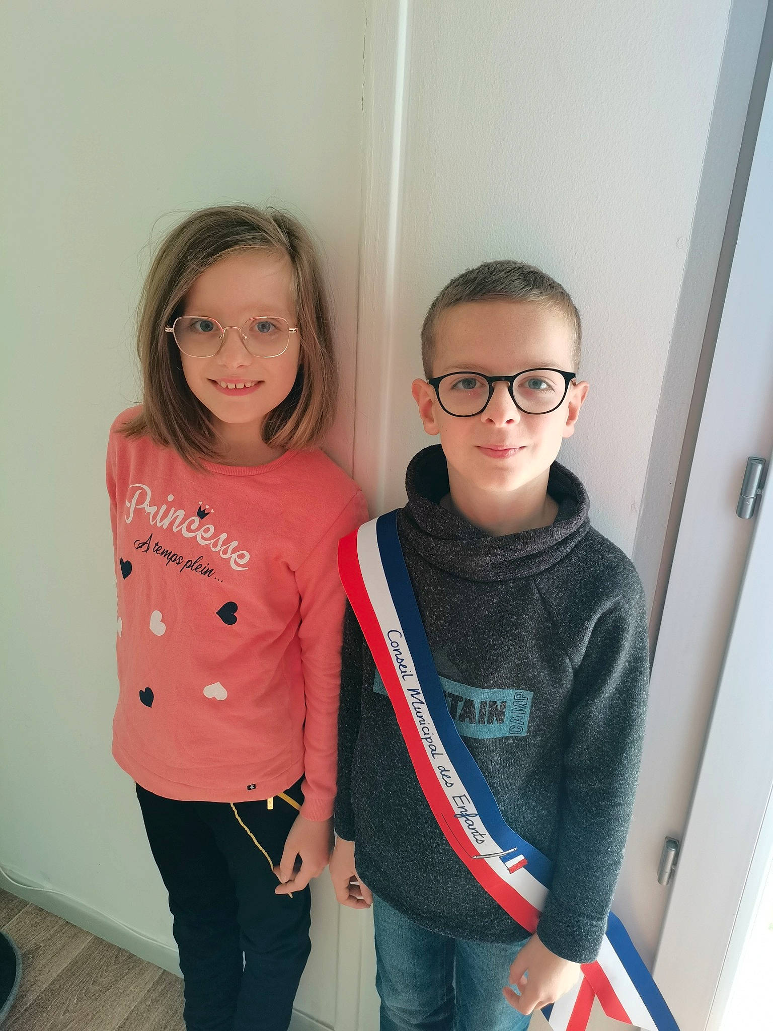 Lily-rose a rejoint le concours — aidez-le/la à gagner de superbes lots ! blond, child, clothing, event, eye, eyewear, face, fun, happy, human_body, iris, joint, joy, neck, person, product, shoulder, skin, sleeve, smile