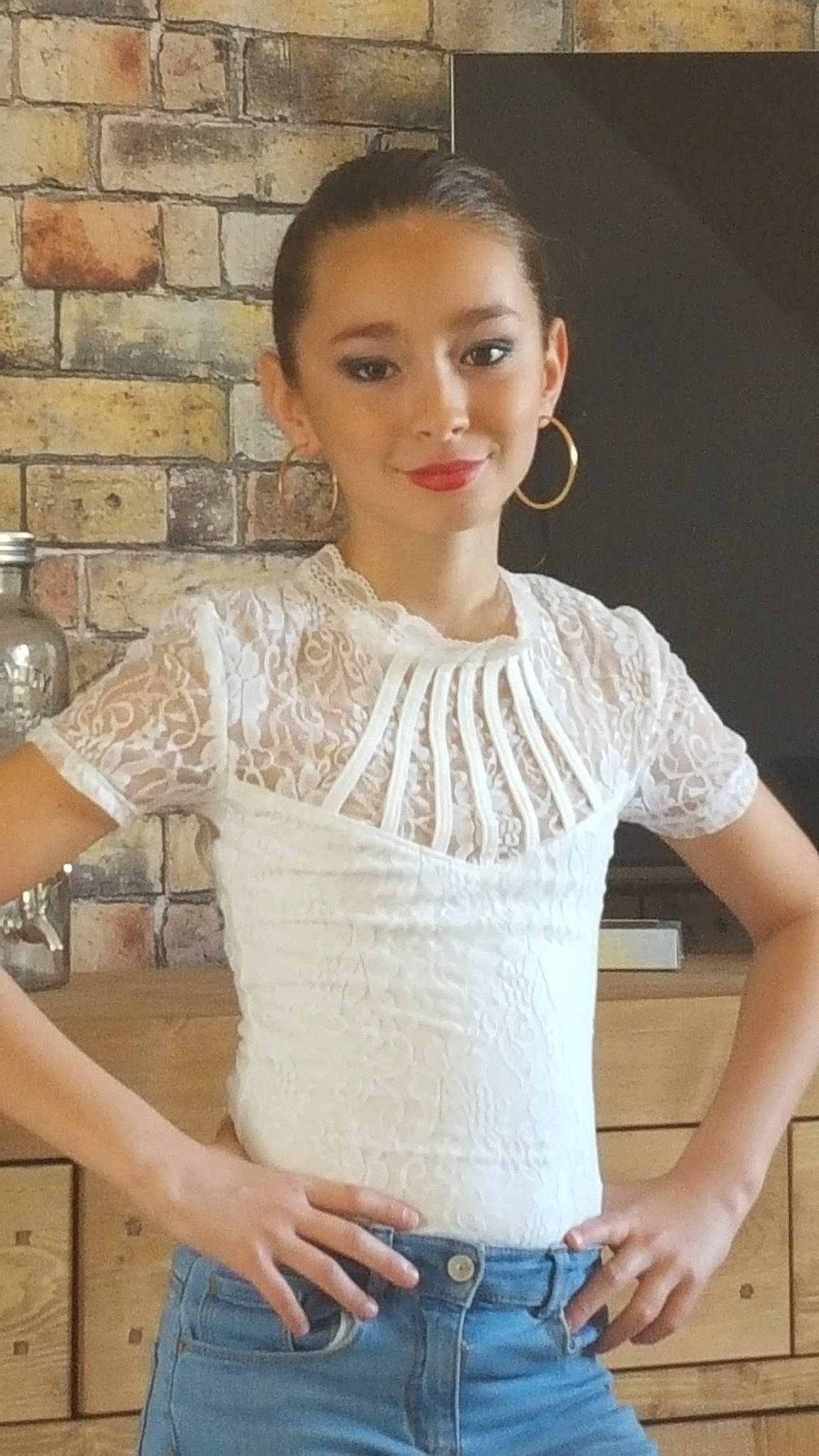 Ludivine a rejoint le concours — aidez-le/la à gagner de superbes lots ! arm, art, beige, blond, blouse, clothing, crochet, knitting, lace, lady, neck, outerwear, pattern, person, shirt, shoulder, sleeve, t_shirt, textile, top