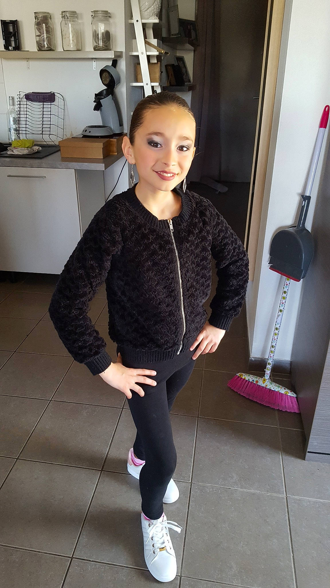 Ludivine a rejoint le concours — aidez-le/la à gagner de superbes lots ! arm, clothing, joint, joy, leg, neck, outerwear, person, shoe, shoulder, sleeve, sportswear, standing, tights, trousers, yoga_pant